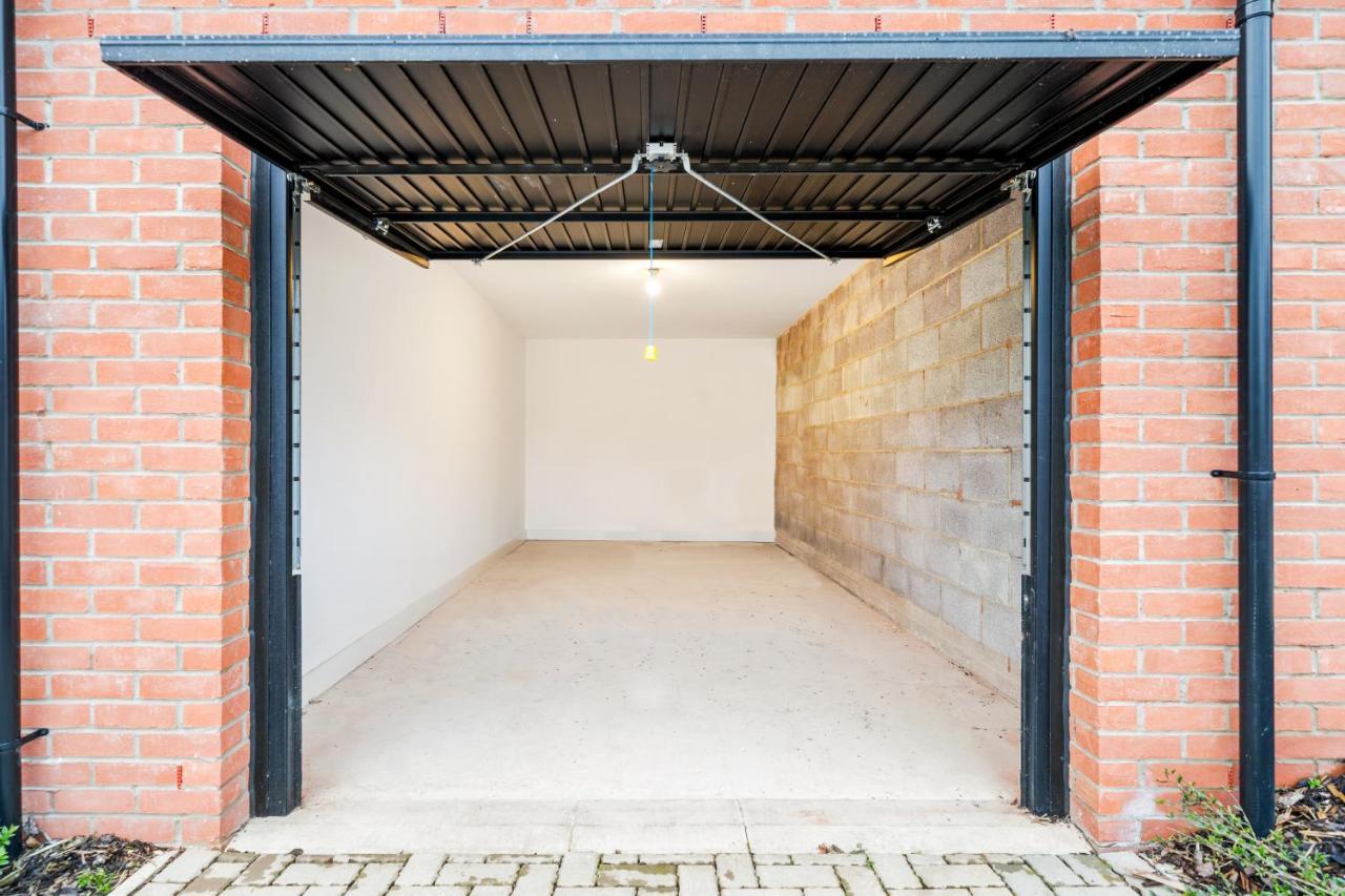 Near Royal Hospital, Free Parking
